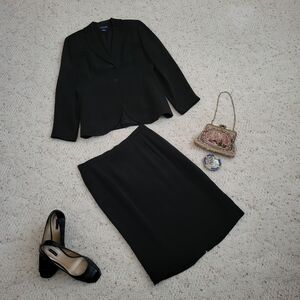 Ann Taylor Business Suit, pencil skirt with back slit, worn little, pristine